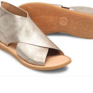 Sofft Gold Sandals Elegant Metallic Criss-Cross Design